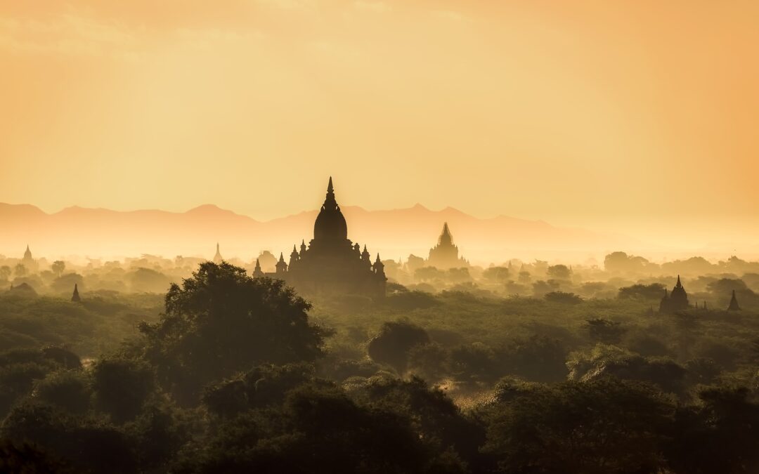 Globo aerostático sobre las majestuosas pagodas de Bagan, Myanmar